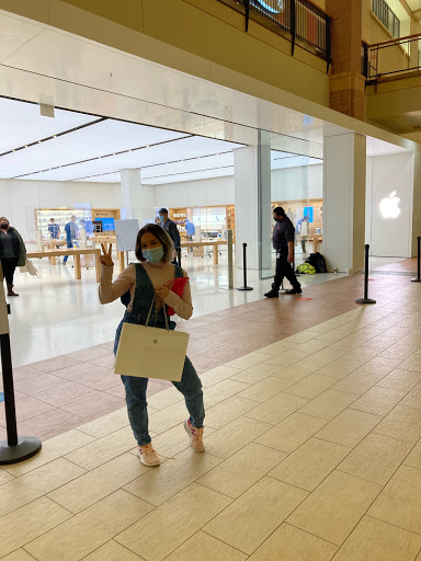 Computer Store «Apple Jordan Creek», reviews and photos, 101 Jordan Creek Pkwy, West Des Moines, IA 50266, USA