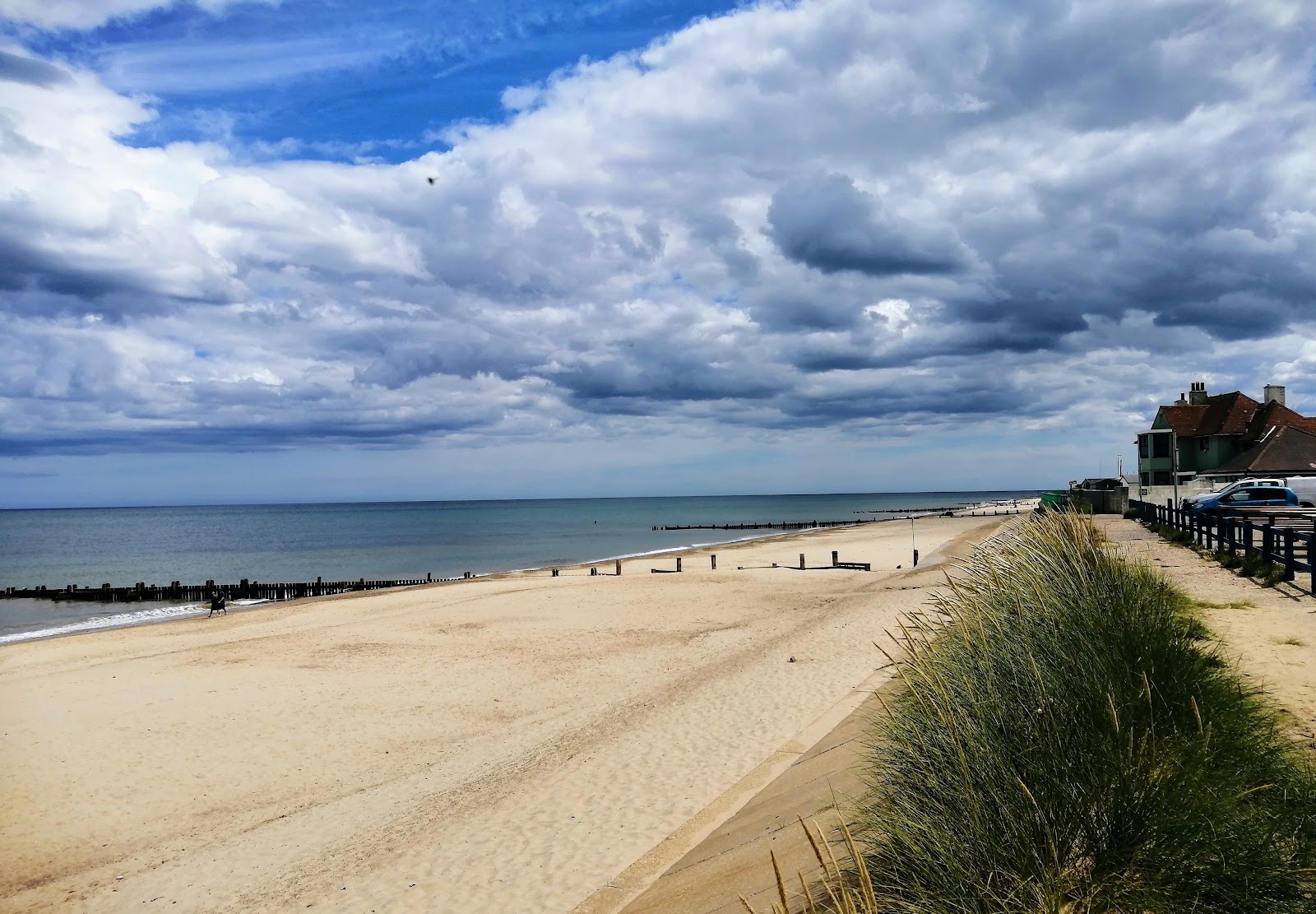 Foto de Playa de Bacton con arena beige superficie