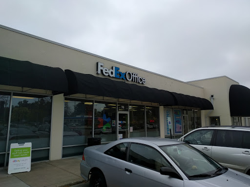 Print Shop «FedEx Office Print & Ship Center», reviews and photos, 76 W Dundee Rd, Buffalo Grove, IL 60089, USA