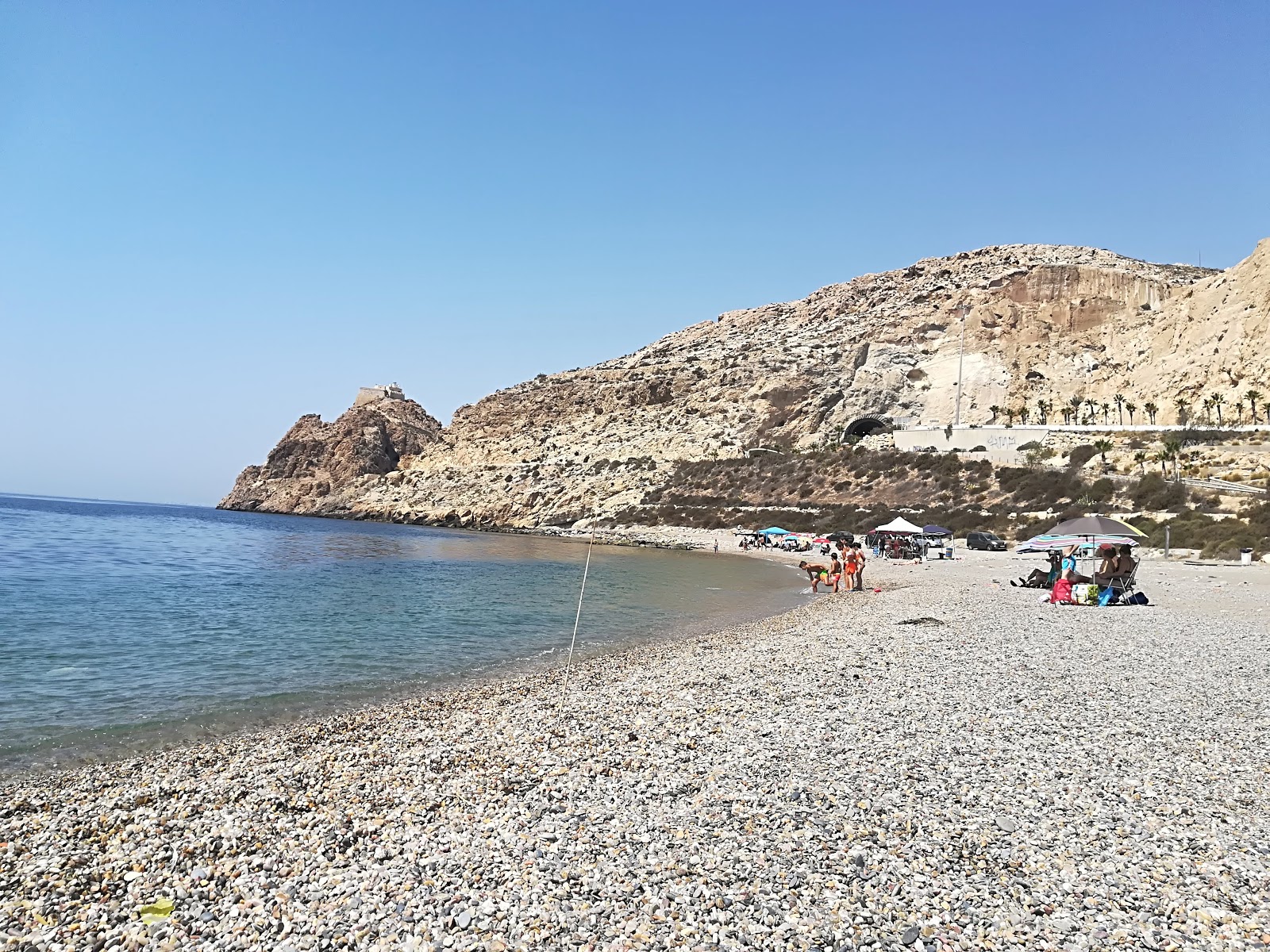 Photo de Playa las Olas avec sable gris avec caillou de surface