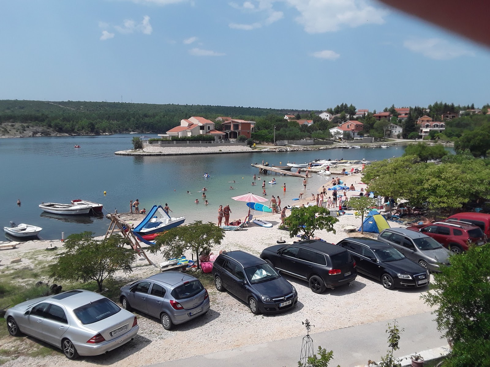 Ribnica beach的照片 带有碧绿色纯水表面