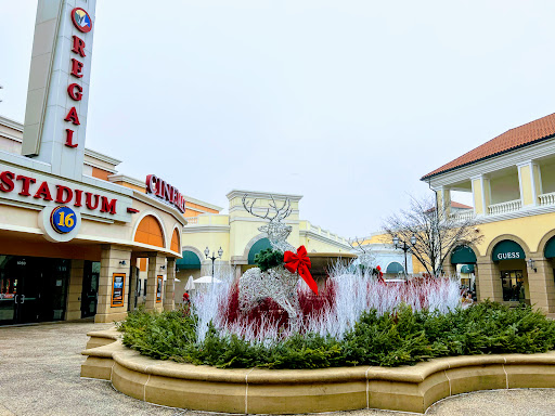 Tanger Outlet Deer Park, 152 The Arches Cir, Deer Park, NY 11729, USA, 