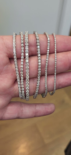 uDiamonds - חנות תכשיטי יהלומים בבאר שבע, טבעות אירוסין, עגילי יהלומים, טבעות יהלומים, תליונים, צמידי יהלום טבעי ומעבדה - חנות תכשיטים