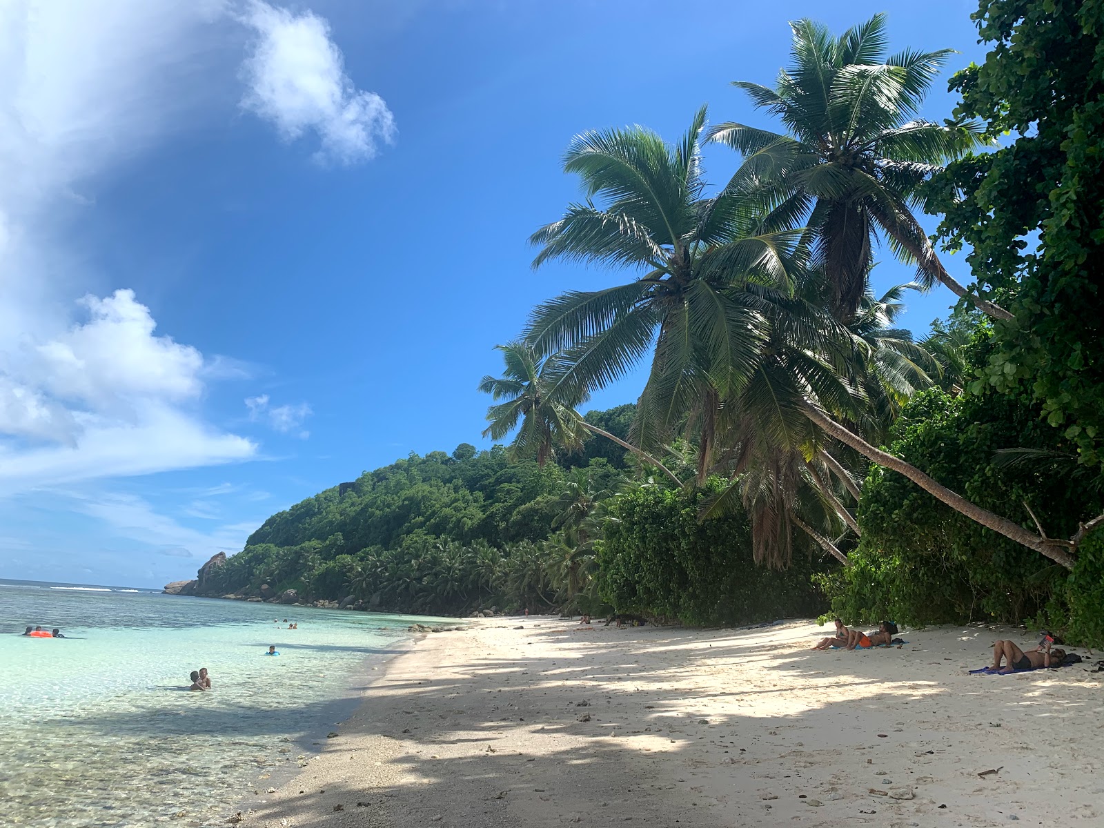Foto von Anse Parnell Beach mit feiner beiger sand Oberfläche
