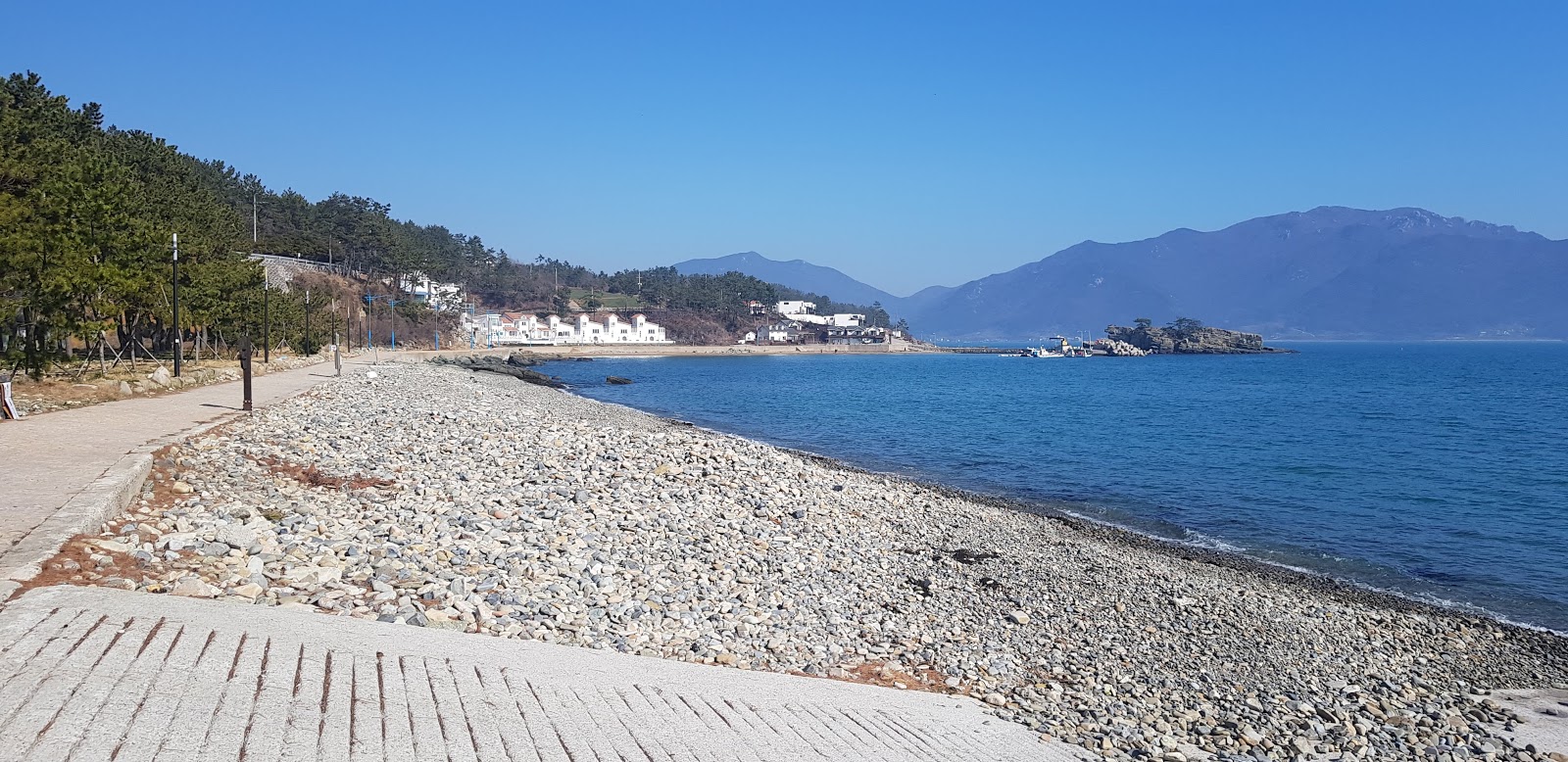 Foto av Wolpo Dugok Beach med grå sten yta