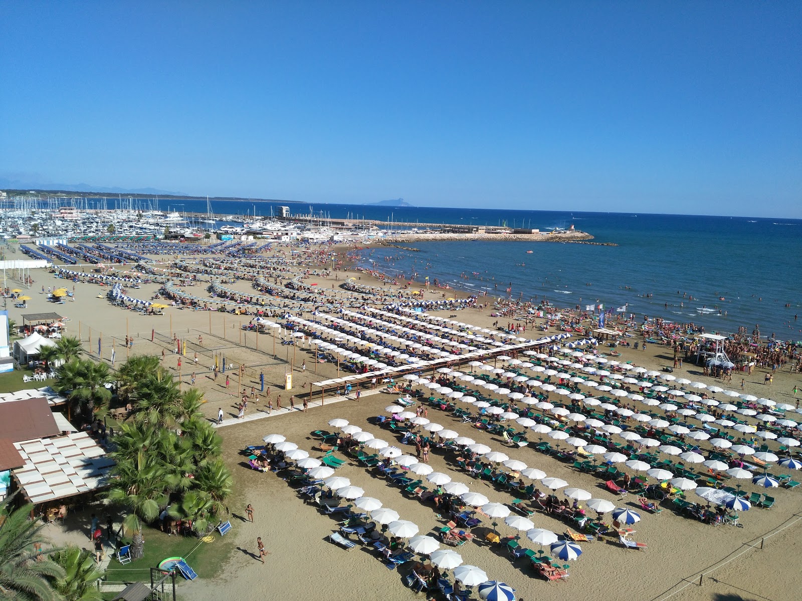 Nettuno beach的照片 带有蓝色的水表面