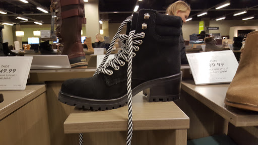 Shoe Store «DSW Designer Shoe Warehouse», reviews and photos, 124 West Market, Bloomington, MN 55425, USA