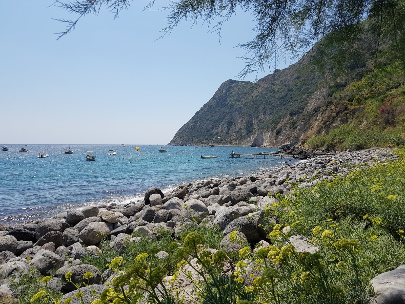 Spiaggia Scarrupata的照片 带有岩石覆盖表面