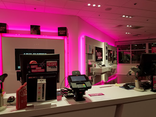 Cell Phone Store «T-Mobile», reviews and photos, 594 North Ave, Carol Stream, IL 60188, USA