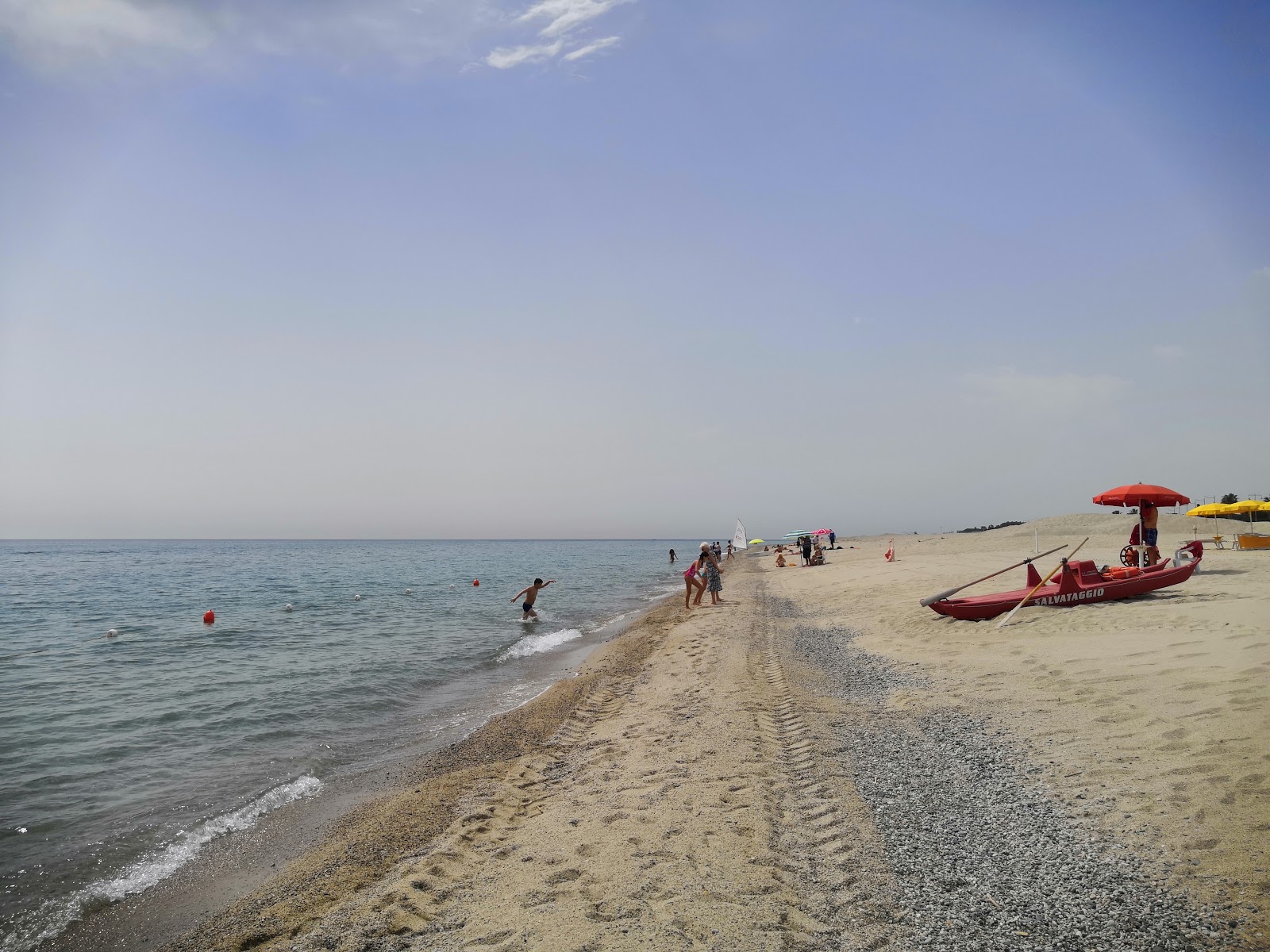 Spiaggia Soverato的照片 带有蓝色的水表面