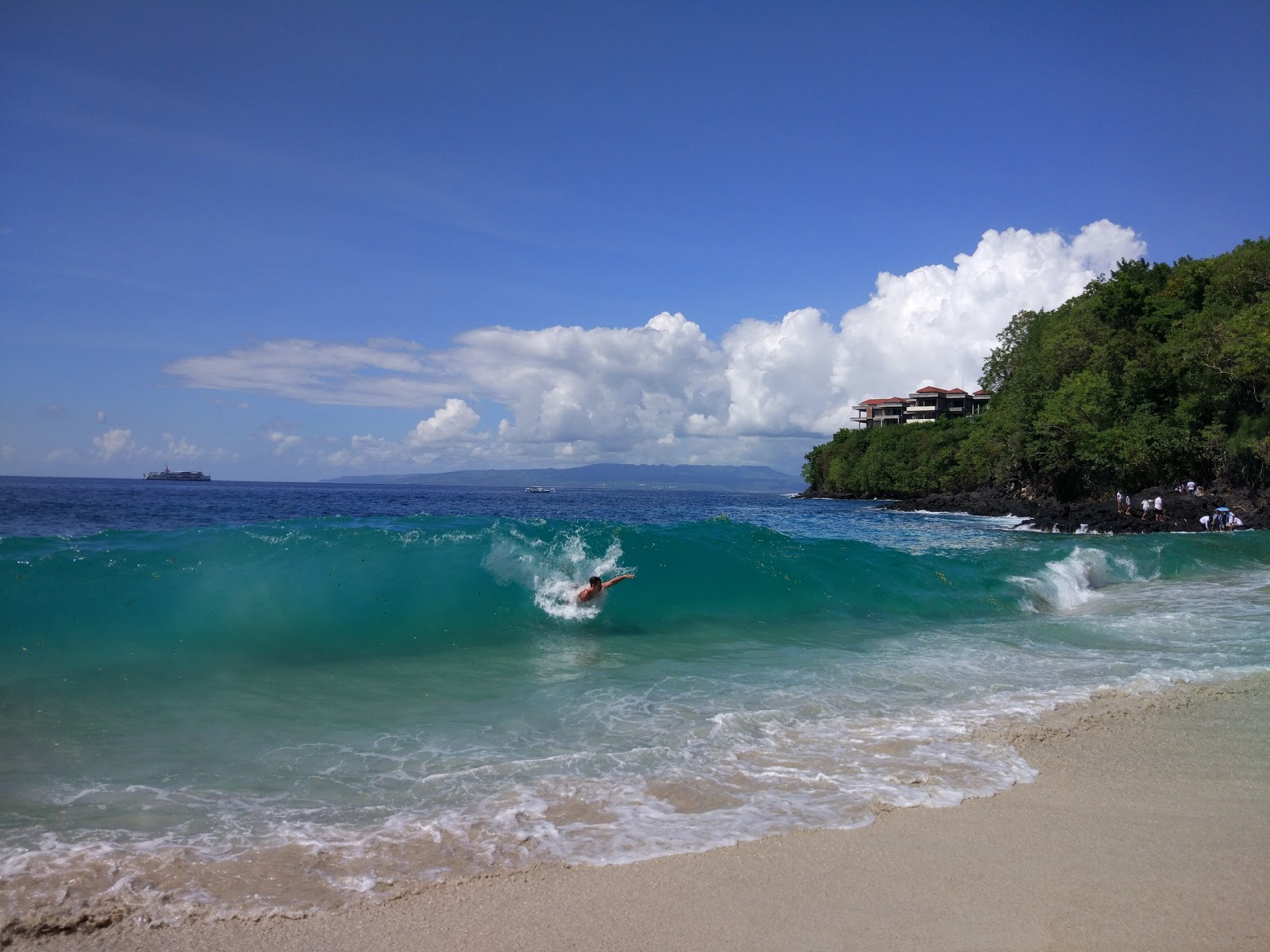 Foto van Bias Tugel Beach omringd door bergen