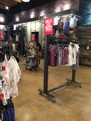 Clothing Store «Tillys», reviews and photos, 343 N Alafaya Trail, Orlando, FL 32828, USA