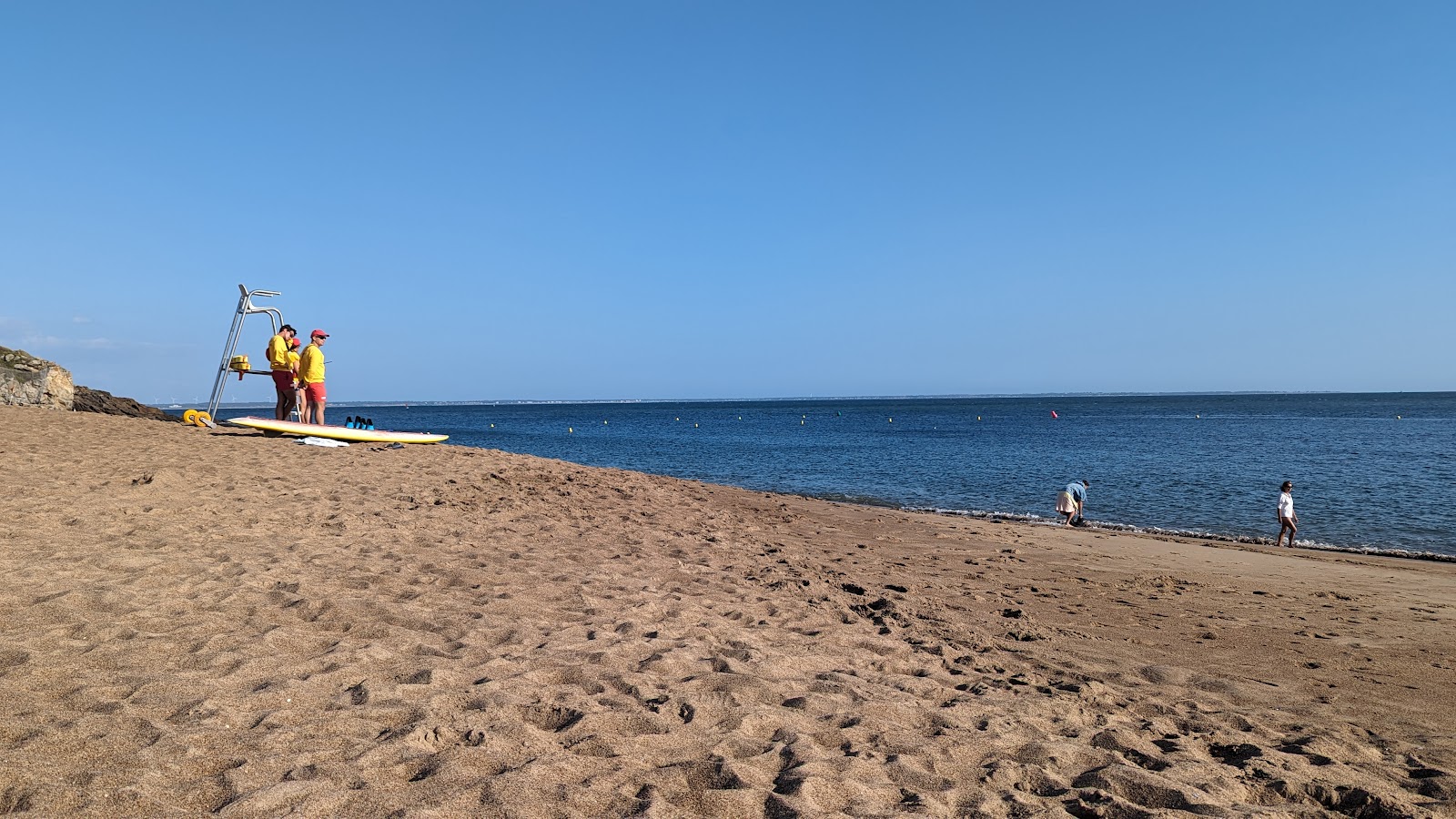 Plage de la Courance'in fotoğrafı dağlarla çevrili