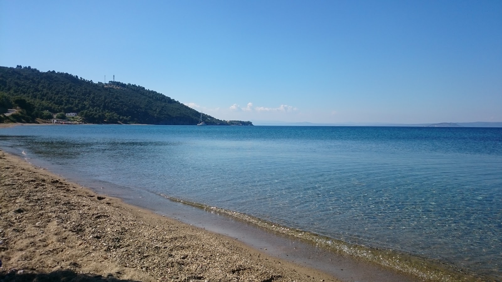 Foto di Kanistro beach con una superficie del acqua verde chiaro