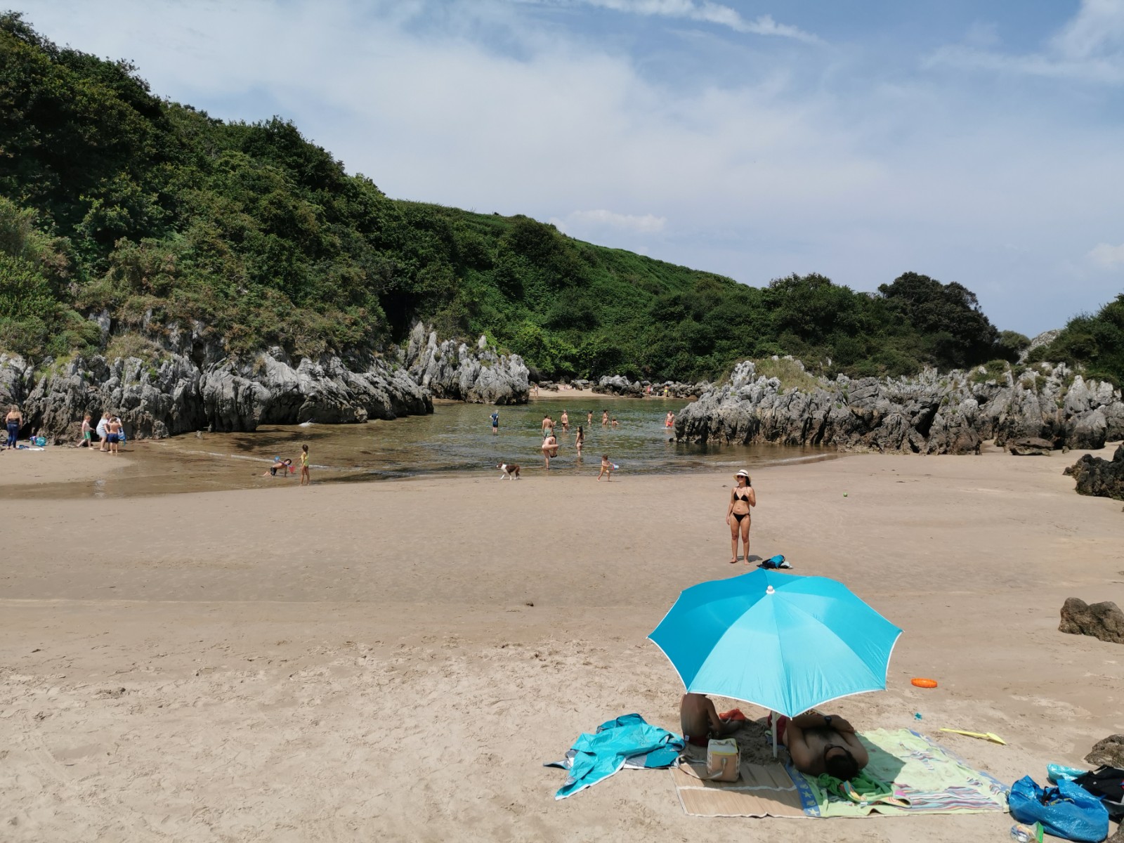普雷莱索海滩的照片 带有碧绿色纯水表面