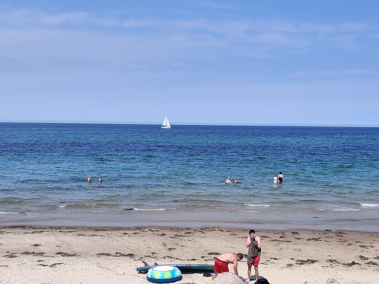 Tinkerup Beach的照片 带有碧绿色纯水表面