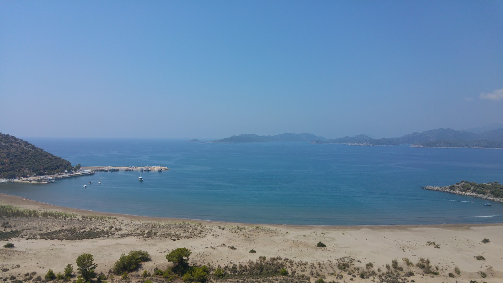 Foto von Cayagzi Beach mit brauner sand Oberfläche