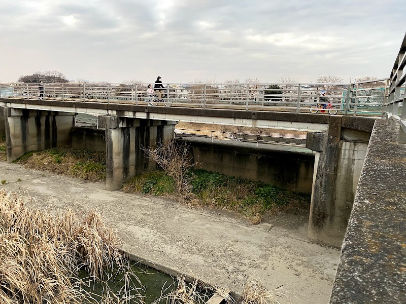 上谷沼調節池 越流堤