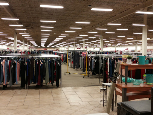 Clothing Store «Burlington Coat Factory», reviews and photos, 510 Howe Ave, Cuyahoga Falls, OH 44221, USA