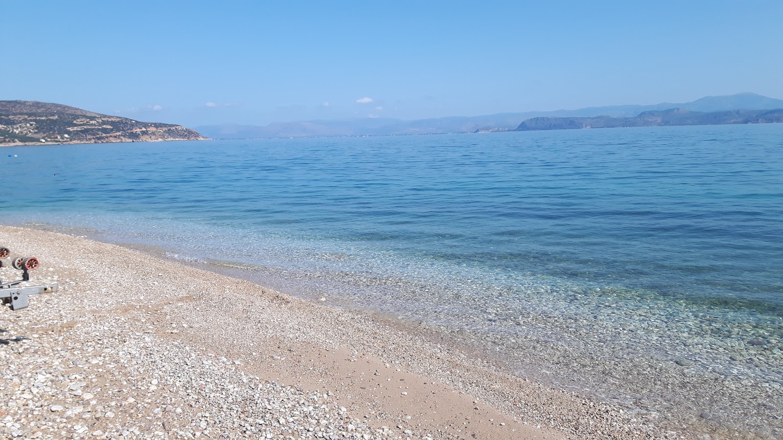 Foto von Paralia Xiropigadou II von Klippen umgeben