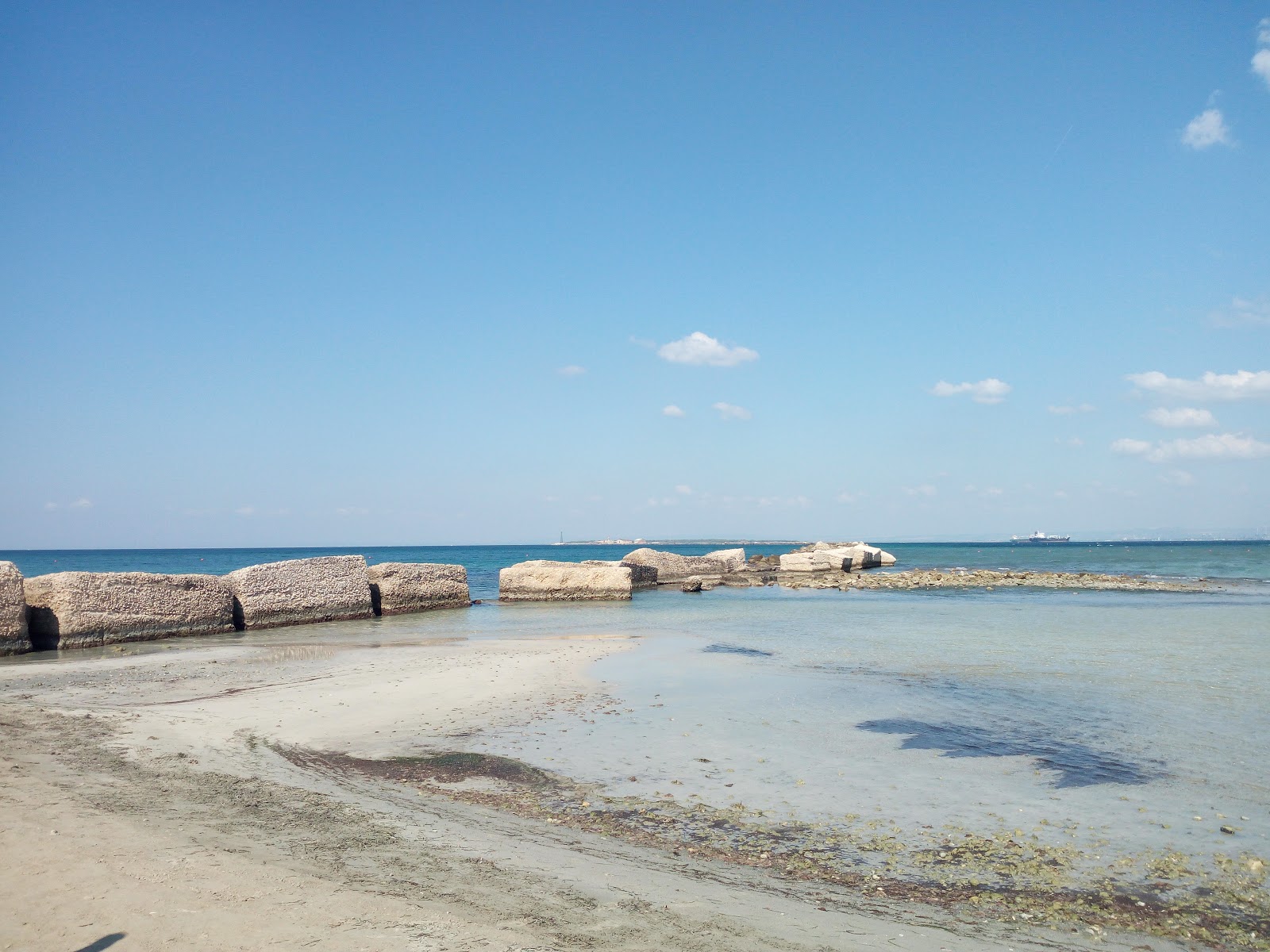 Arenile beach的照片 带有蓝色的水表面