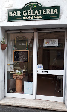 Bar gelateria Black & White Via Roma, 13, 02038 Scandriglia RI, Italia