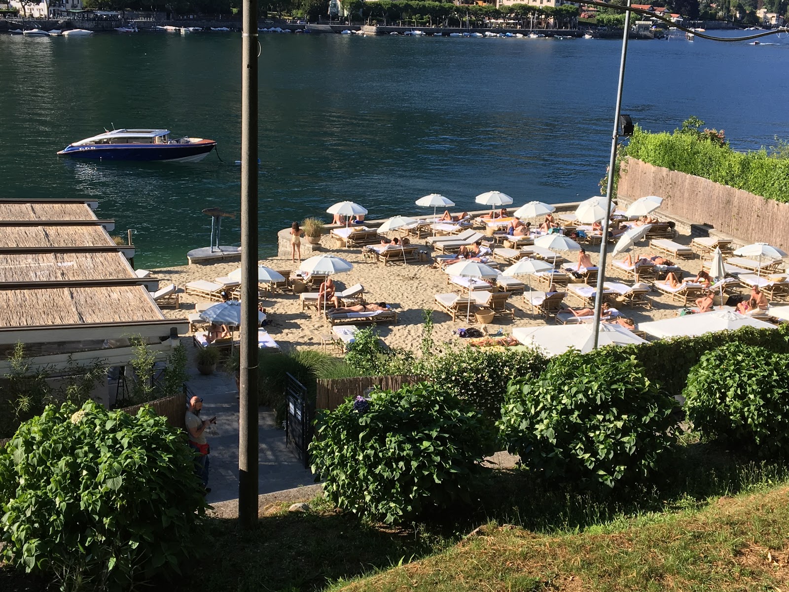 Lido di Lenno Beach'in fotoğrafı geniş bir kıyı şeridi ile birlikte