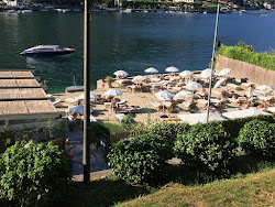 Lido di Lenno Beach'in fotoğrafı geniş bir kıyı şeridi ile birlikte