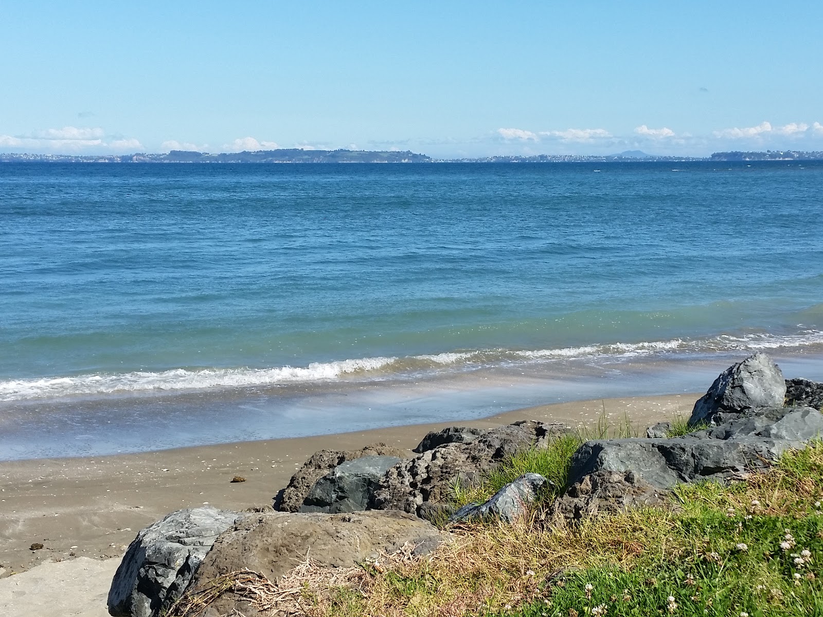 Waiwera Beach的照片 被山脉环绕
