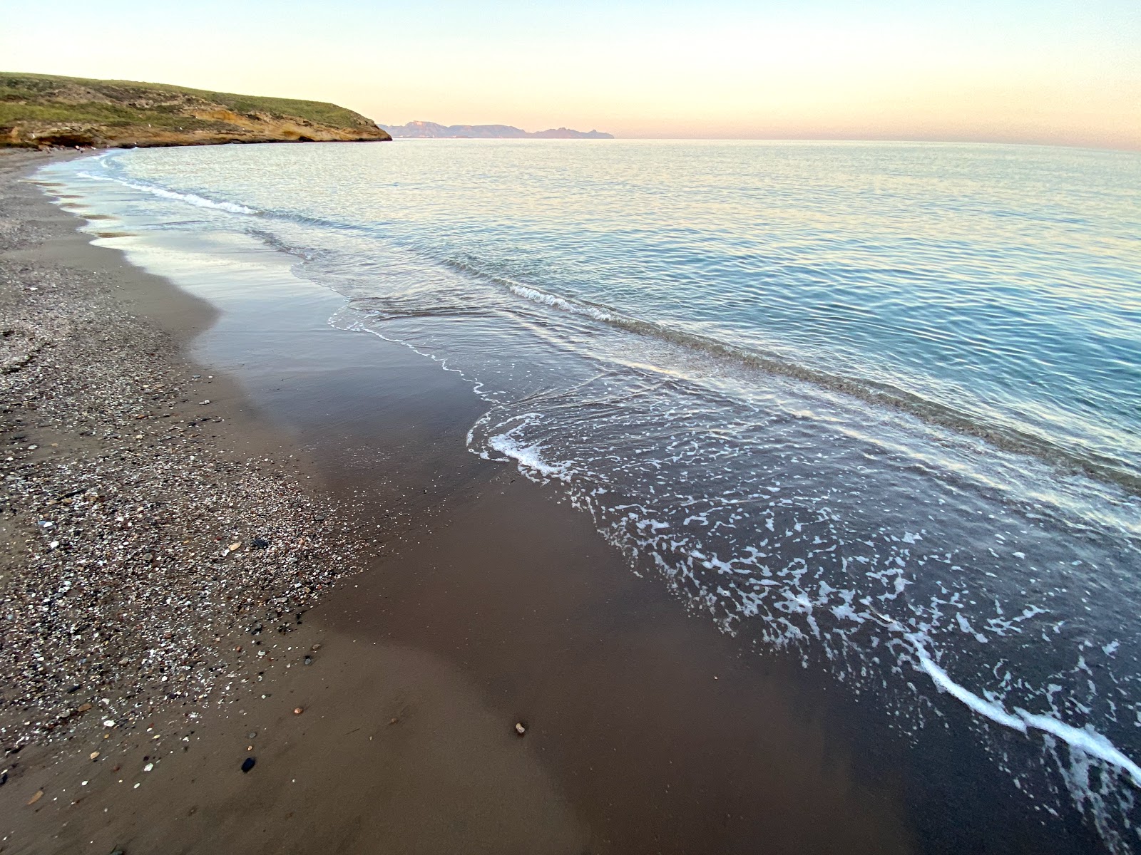 Playa de Parazuelos的照片 带有碧绿色水表面