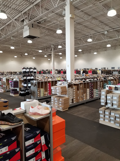 Shoe Store «DSW Designer Shoe Warehouse», reviews and photos, 4039 Richmond Rd, Warrensville Heights, OH 44122, USA