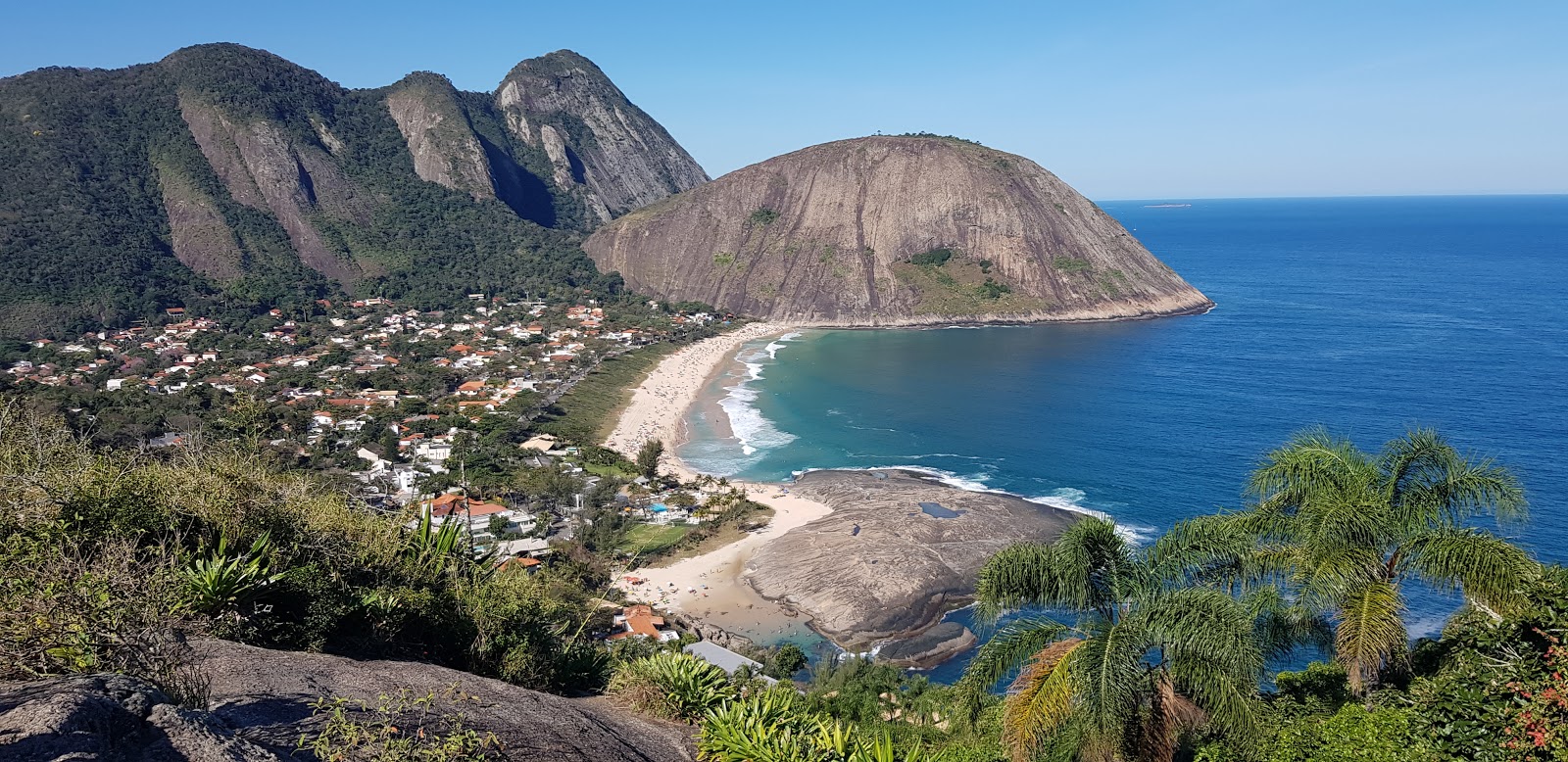 Foto av Praia de Itacoatiara omgiven av klippor