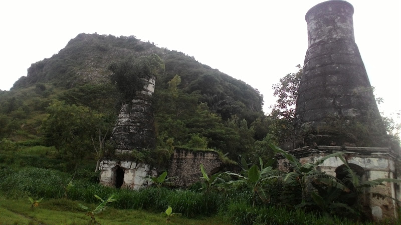Ruïnes van de Kalksteenverwerkingsfabriek in Tjemoenoeng - Cemenung