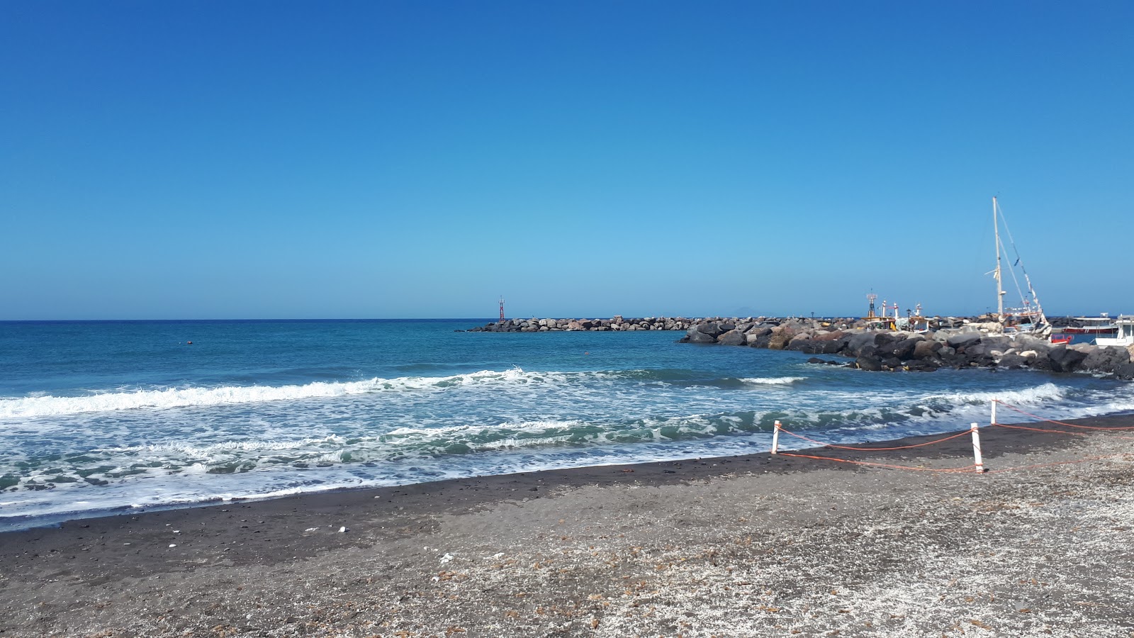 Foto di Blychada beach con una superficie del sabbia grigia e ciottoli