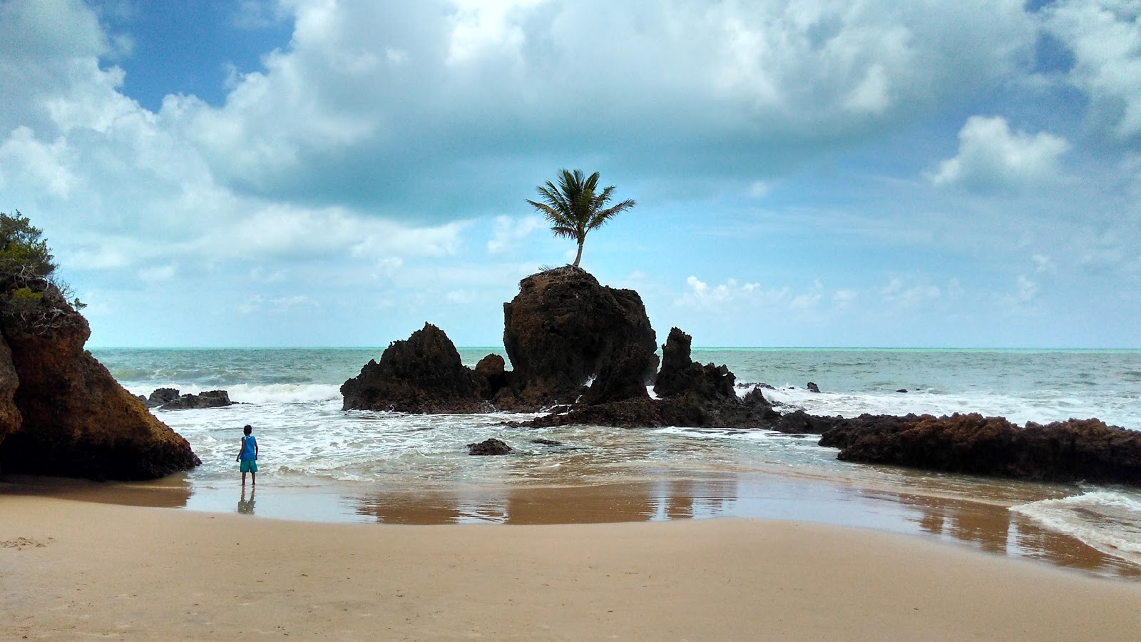 Foto van Praia de Tambaba en de nederzetting