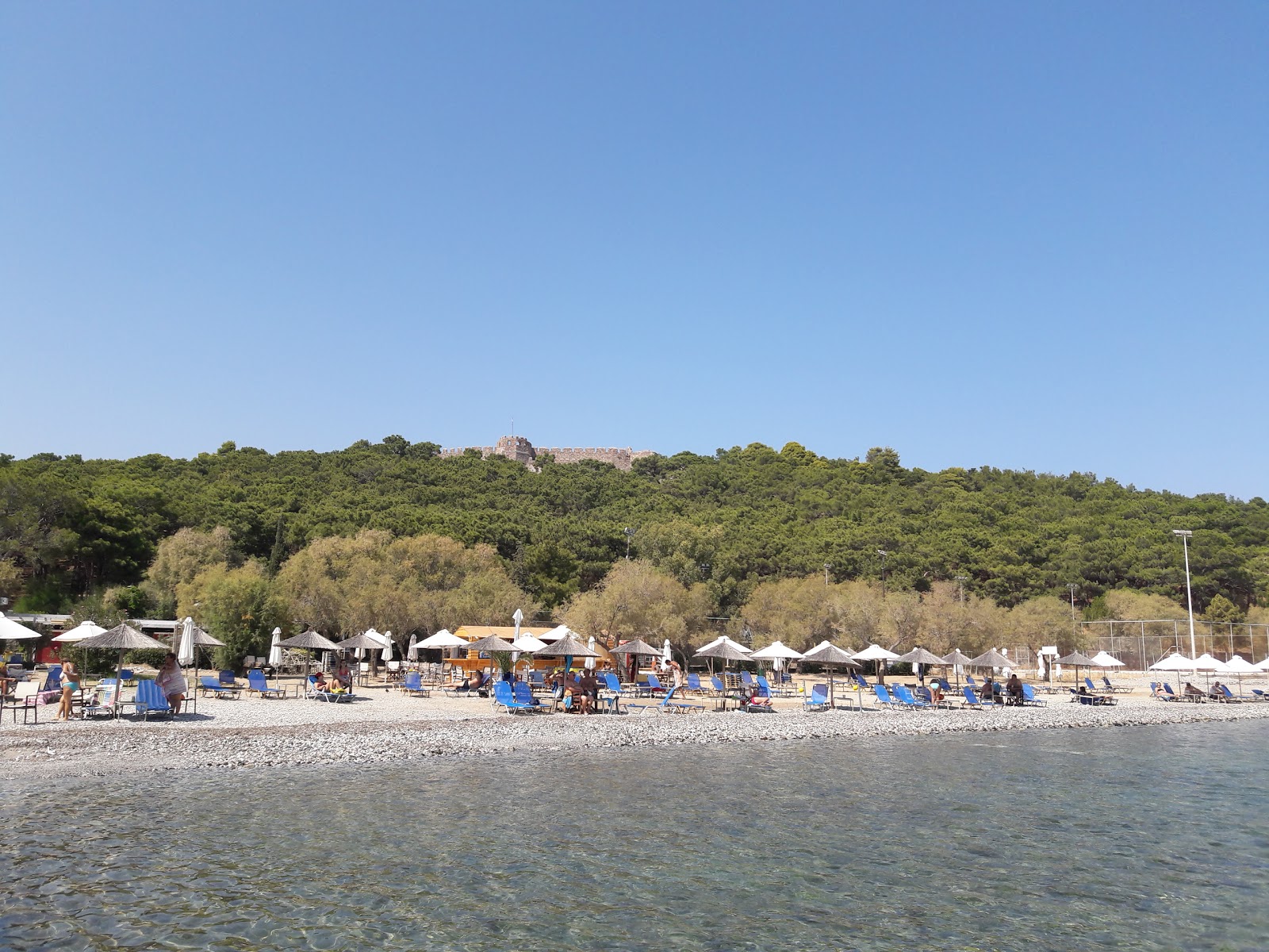 Foto de Tsamakia beach con guijarros beige superficie