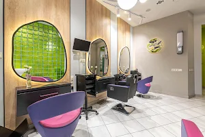 Семейный салон красоты Высотка | парикмахерская в Строгино image