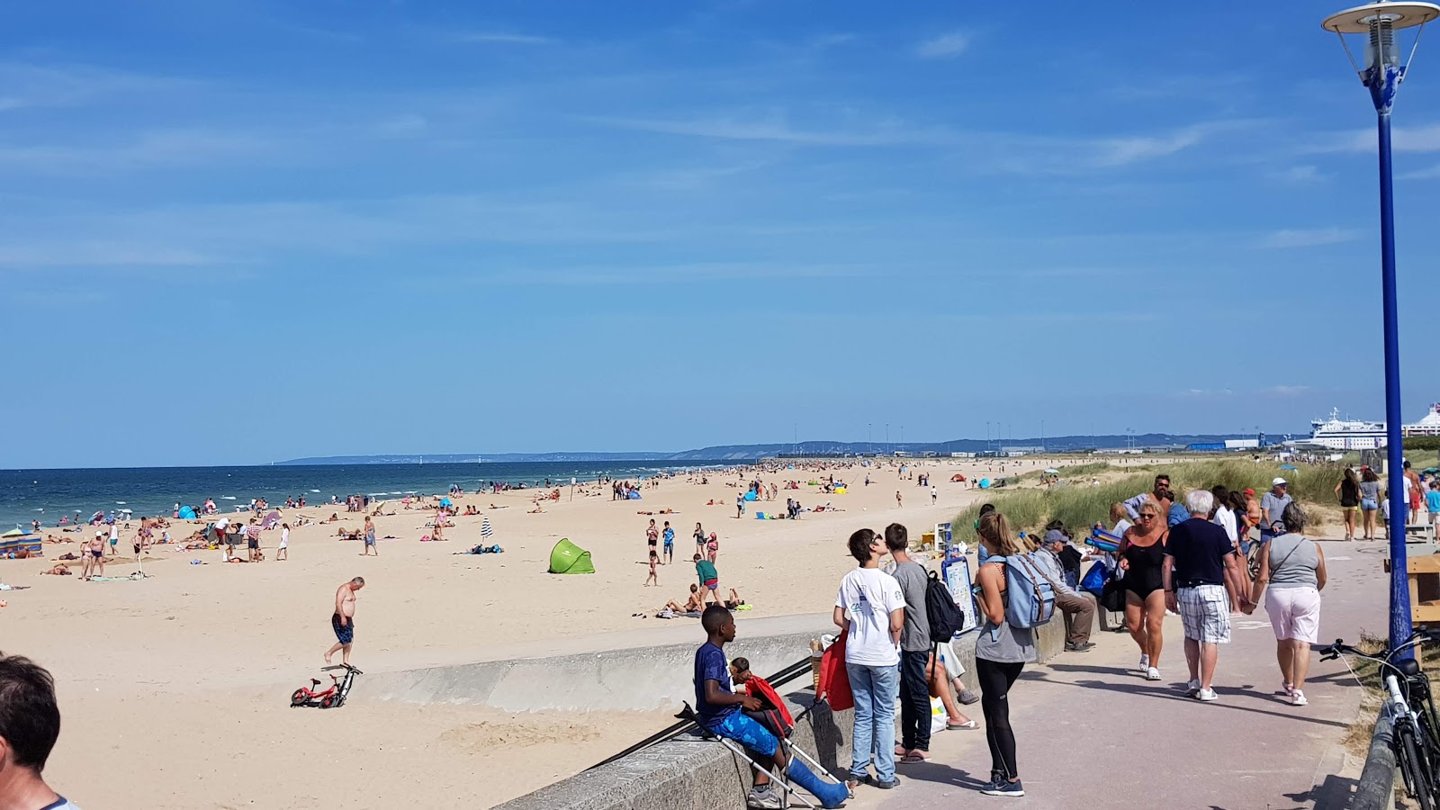 Ouistreham Plajı'in fotoğrafı geniş plaj ile birlikte