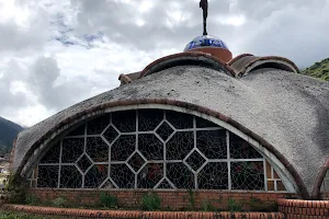 Montaña de la fe y Cristo de las Multitudes image