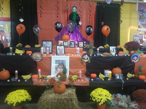 Flea Market «Fox Valley Flea Market», reviews and photos, 840 N State St, Elgin, IL 60123, USA