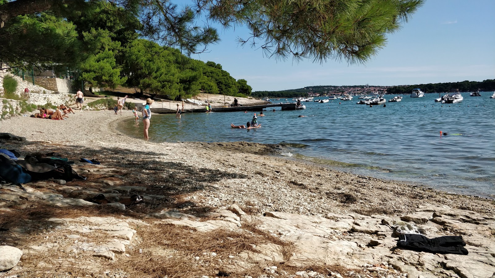 Guvnina beach的照片 带有轻质细卵石表面