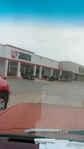 Home Improvement Store «Tractor Supply Co.», reviews and photos, 1715 W Oaklawn Rd a, Pleasanton, TX 78064, USA