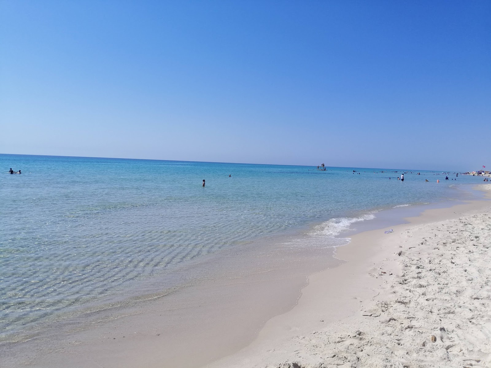 Foto av Menzel Or beach med lång rak strand