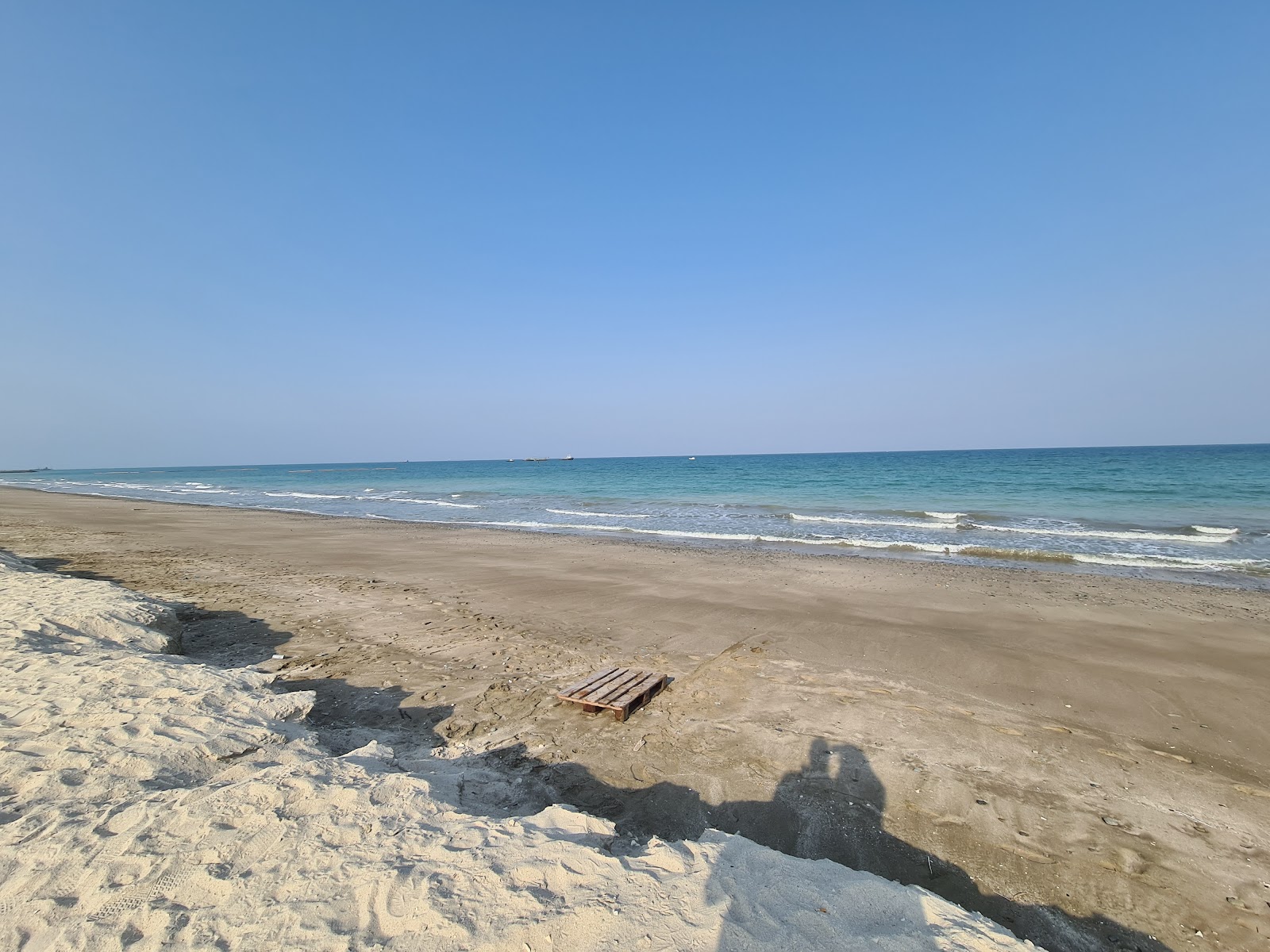 Foto av Kalba Beach med turkos rent vatten yta