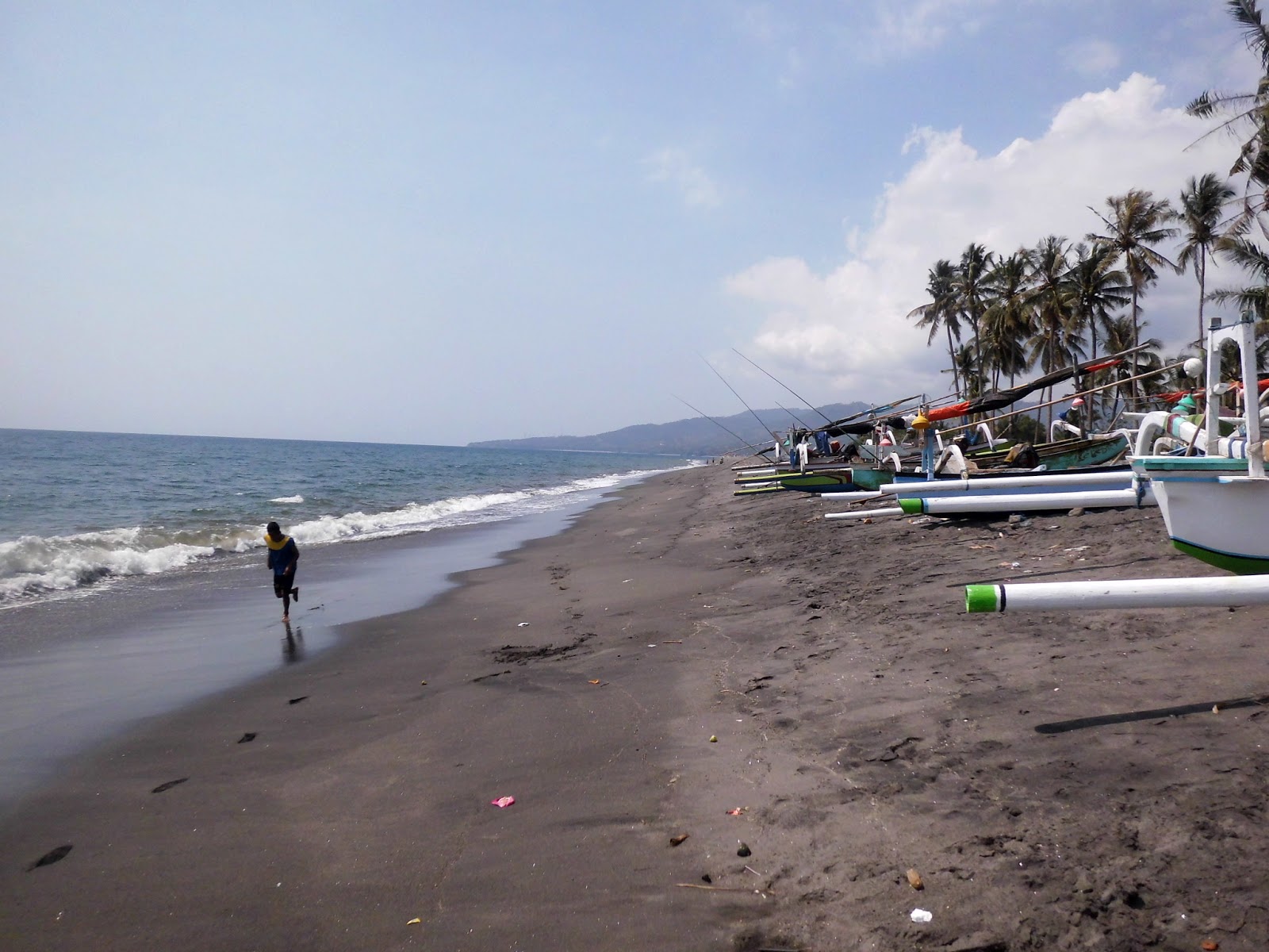 Foto de Meninting Beach com areia marrom superfície