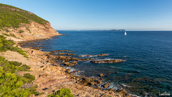 Foto von Plage du Bau Rouge umgeben von Bergen