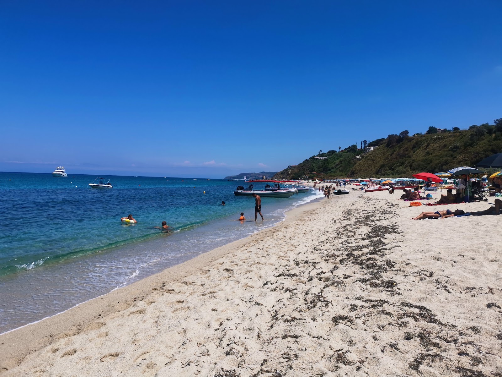 Zdjęcie Spiaggia della Contura z powierzchnią beżowy piasek
