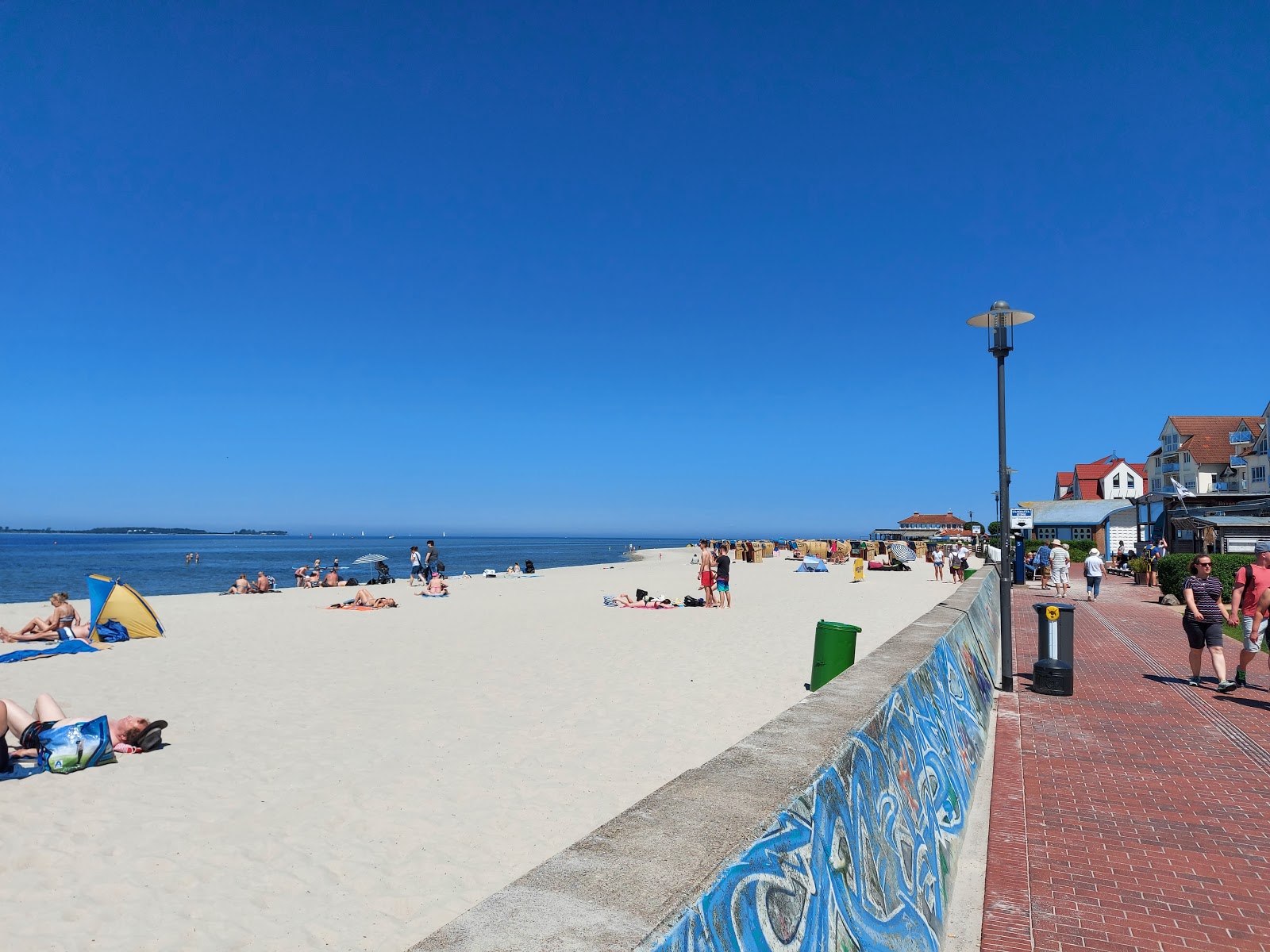 Zdjęcie Laboe Strand z powierzchnią beżowy piasek
