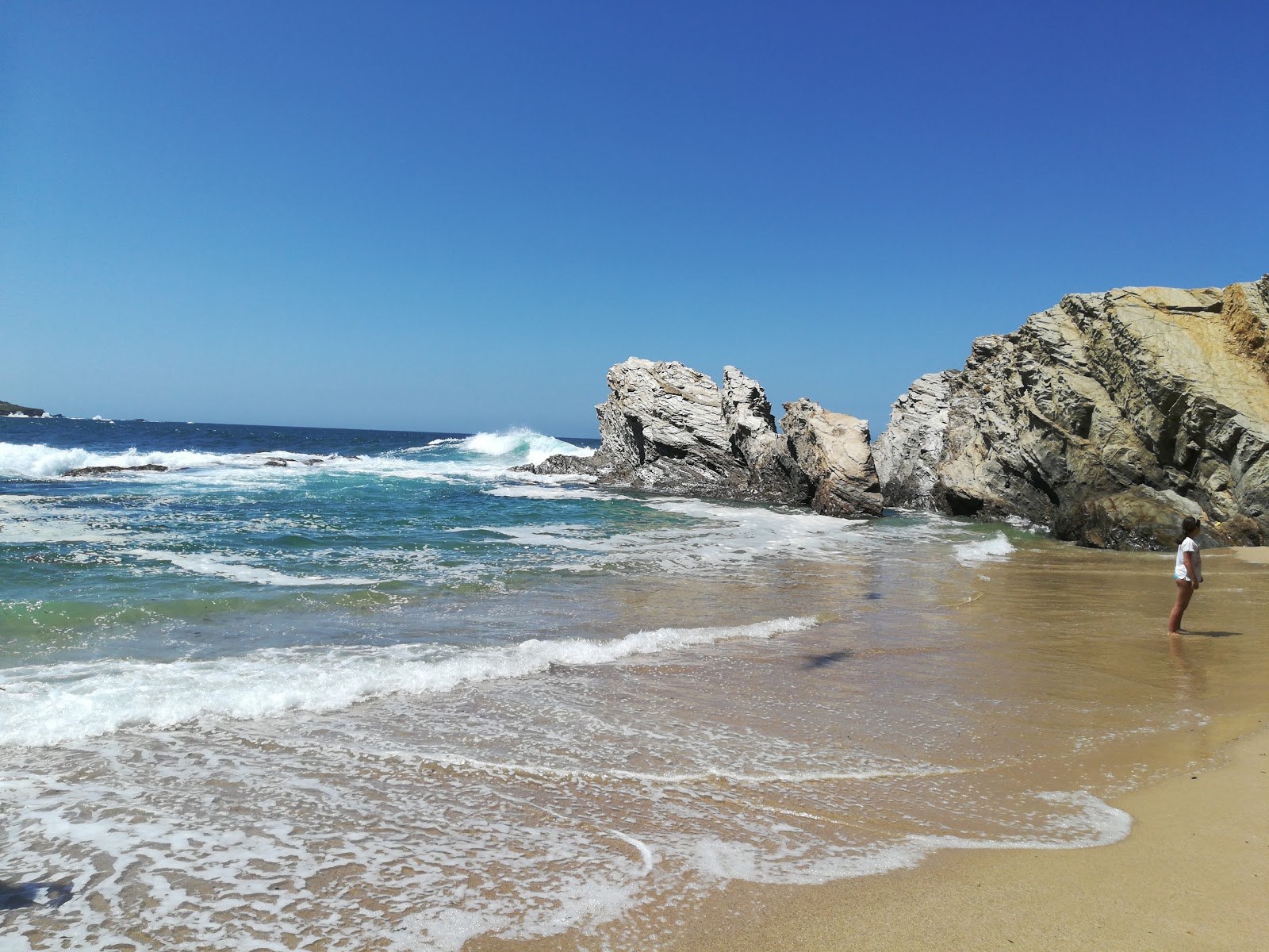 Foto av Praia dos Buizinhos med turkos rent vatten yta