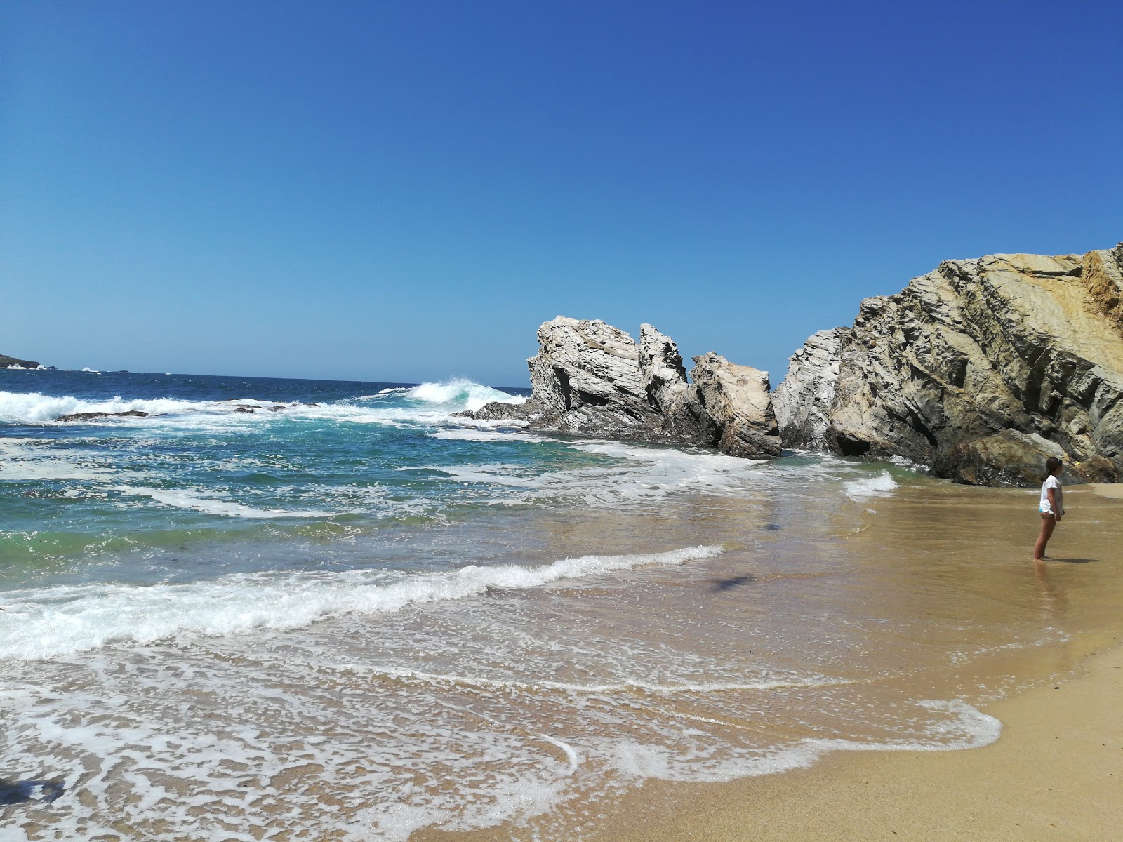 Praia dos Buizinhos'in fotoğrafı küçük koy ile birlikte